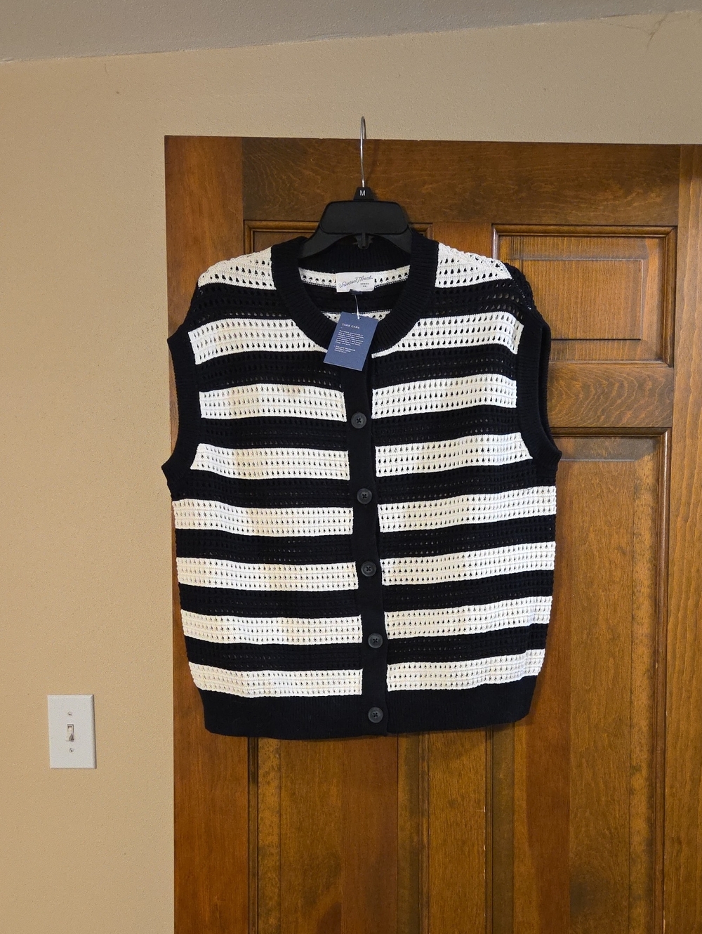 Universal Thread Sleeveless Button-Front Knit Sweater Vest in Black and White
